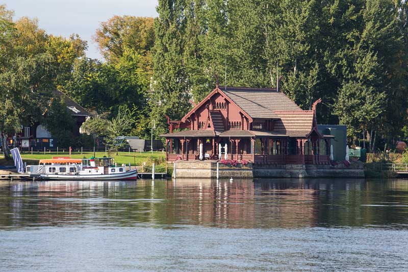 Altes, reich verziertes Holzhaus am Ufer des Jungsfernsees in Potsdam, Brandenburg: die kaiserliche Matrosenstation