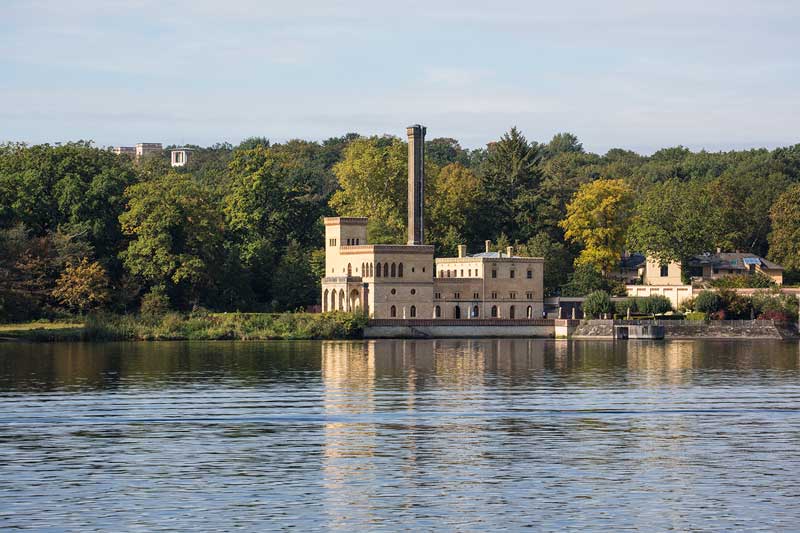 Industriell wirkendes Gebäude, die alte Meierei am Ufer des Jungfernsees im Neuen Garten Potsdam, Brandenburg