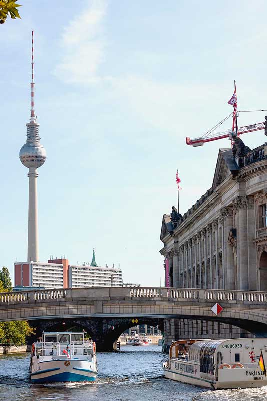 Blick zurück auf der Spree in Berlin: wir haben das Bodemuseum passiert, und im Hintergrund ragt der Fernsehturm auf, der Alex