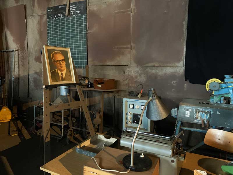 Ein nachgebautes Büro aus DDR-Zeiten mit Hocker-Portrait im Indsutriemuseum Brandenburg an der Havel
