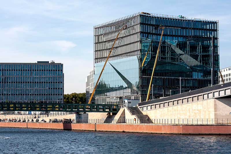 Am Spreebogen erhebt sich am Ufer der Spree in Berlin ein neues Glasgebäude, das durch seine unterschiedliche Lichtbrechung wie in Facetten geschliffen wirkt, der Cube am Washington Platz