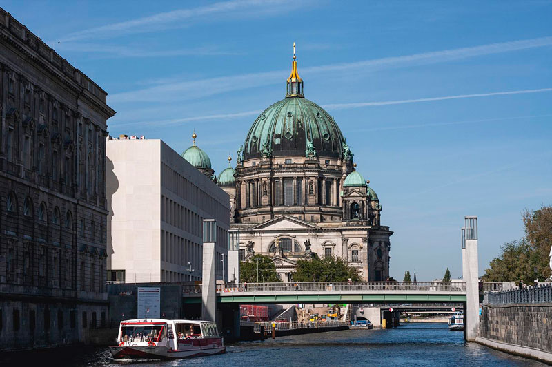 Die Spree führt in Berlin an der Fischerinsel und der Museumsinsel vorbei. Imposant ragt der Dom auf.
