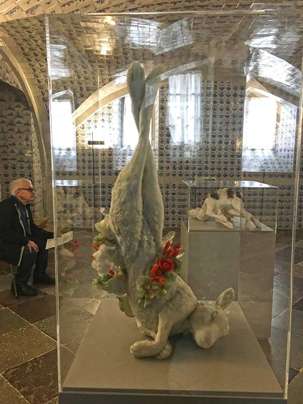 Skulptur eines mit Blumen geschmückten Hasen im Fliesensaal des Schloss Caputh, Brandenburg, Teil der Ausstellung B.A.R.O.C.K.