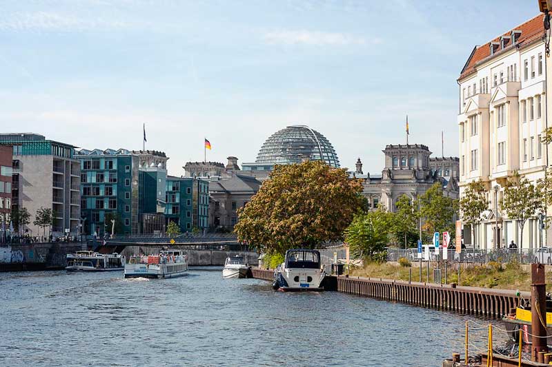 Rechts an der Spundwand liegt an der Spree in Berlin ein 24 Stunden Anleger für Sportboote mit Blick auf die Reichstagskuppel