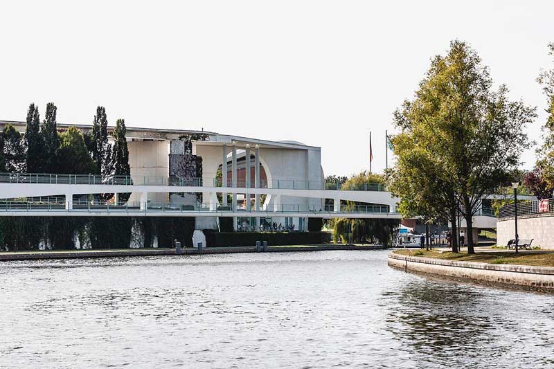 Kanzleramt und der Kanzlersteg über die Spree in Berlin