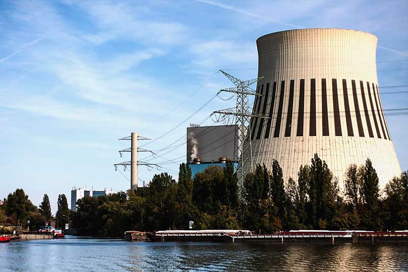Das von Vattenfall betriebene Kohlekraftwerk Reuter West am Ufer der Spree in Berlin mit einem großen Kühlturm