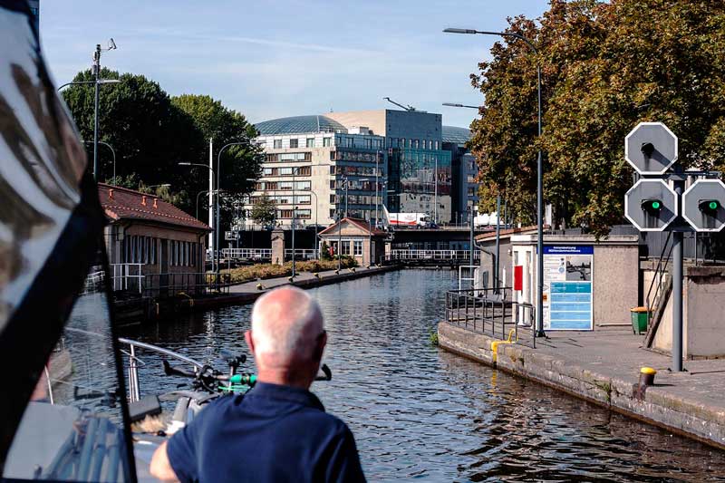 Wir fahren auf der Spree in Berlin auf die Mühlendammschleuse zu