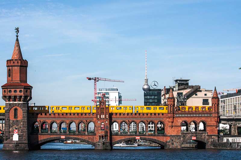 Die Oberbraumbrücke über die Spree in Berlin ist aus rotem Ziegel gebaut und hat gotisch wirkende Türmchen. Sie hat zwei Etagen, auf der oberen fährt die U-Bahn