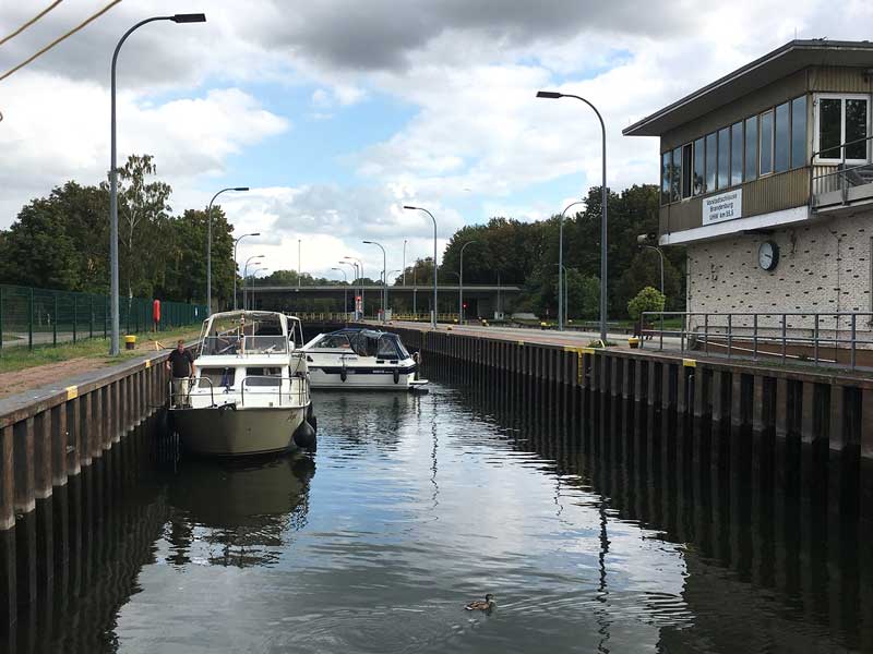 Zwei kleine Motorboote in der Vorstadtschleuse Brandenburg an der Havel, das hintere steht quer zur Fahrtrichtung