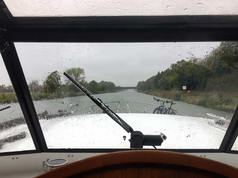 Blick vom Steuerstand der Motoryacht durch die verregnete Scheibe auf den Mittellandkanal in der Nähe von Peine, Niedersachsen