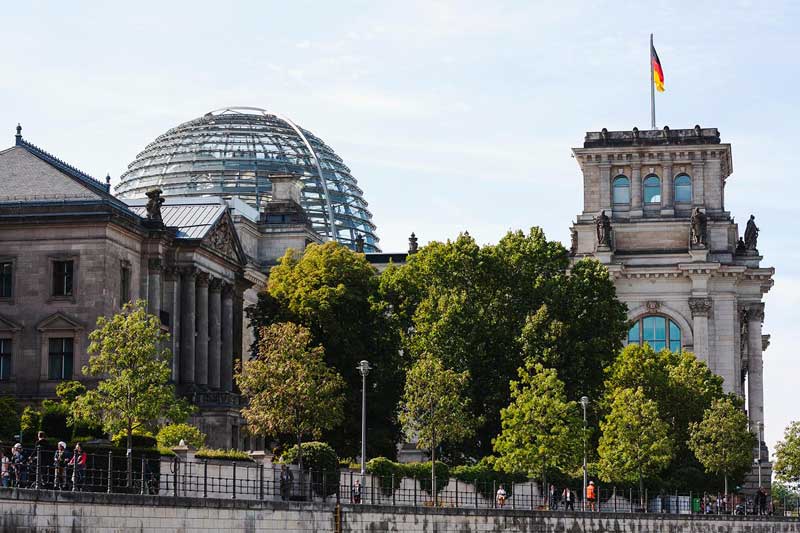 Das Reichstagsgebäude in Berlin, von der Spree aus gesehen, mit der imposanten modernen Glaskuppel über dem Bundestag