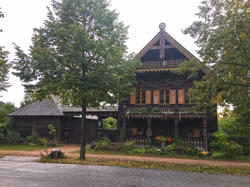 Altes russisches Holzhaus in der Russischen Kolonie in Potsdam, Brandenburg, mit vielen Schnitzereien am First und den Balkonen
