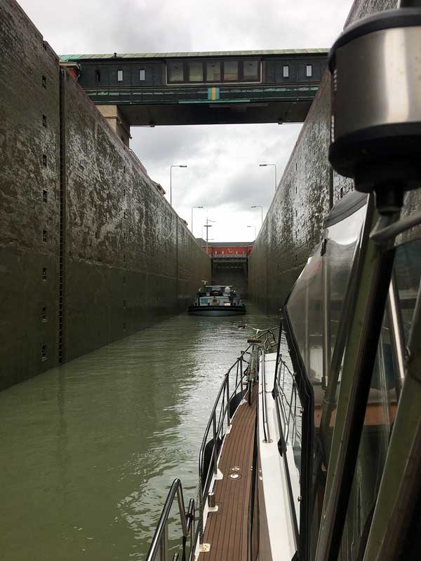Blick von der Motoryacht auf die Schleusenkammer der Hindenburg Schleuse Anderten, Hannover, auf dem Mittellandkanal, vor uns ein Frachtschiff