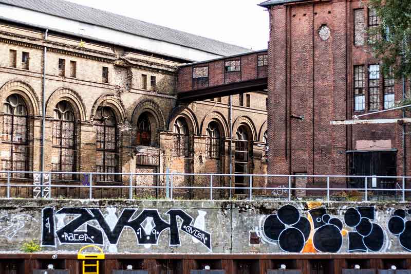Altes, mit Grafitti verziertes Industriegebäude am Ufer der Spree in Berlin Spandau