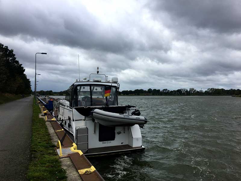Die Motoryacht liegt an einer Sportbootliegestelle auf dem Mittellandkanal bei Edesbüttel an der Abzweigung des Elbe-Seitenkanal, das Wasser ist aufgepeitscht vom Sturm