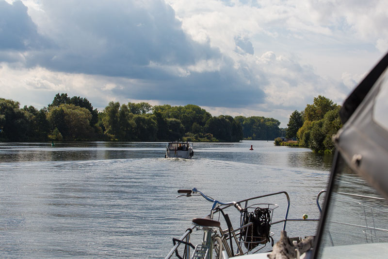 Auf der Havel kurz vor Brandenburg an der Havel, vor uns ein Sportboot und ein Frachtschiff