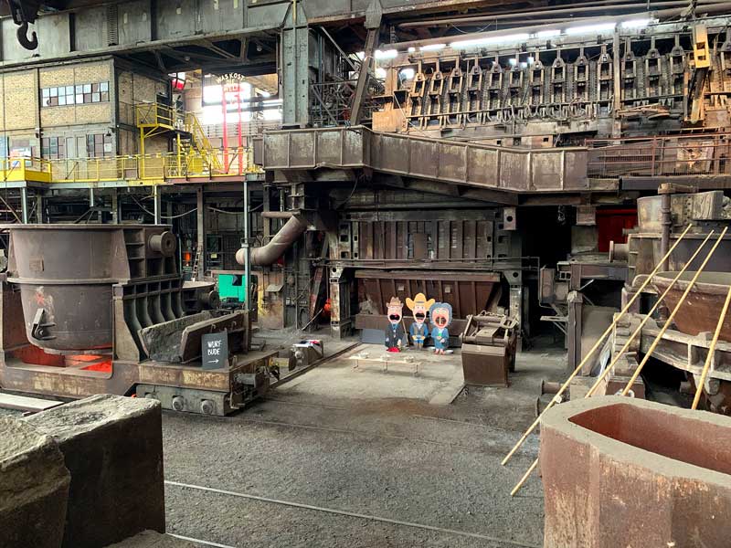 Vor dem riesigen Industriedenkmal Siemens-Martin-Hochofen im Industriemuseum Brandenburg an der Havel wird gerade eine Wurfbude aufgebaut. Den Pappfiguren kann man dann goldene Bälle in den weit aufgerissenen Mund werfen