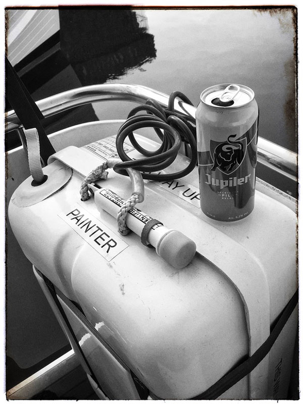 Dose Jupiler auf dem rettungsfloß des Boots