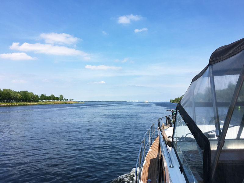 Die Schelde-Rijn-Verbindung weitet sich in den Volkerak, Blick von der Seite der Yacht