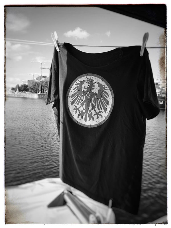 T-Shirt mit Eintracht Frankfurt-Logo hängt auf der Wäscheleine des Boots