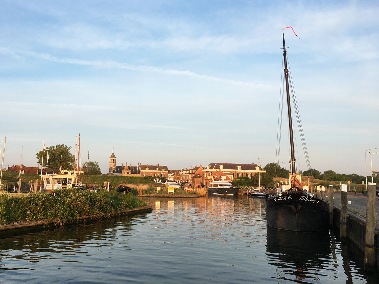 Hafeneinfahrt des Gemeentehaven Willemstad, NL, im Vordergrund ein historischer Segler