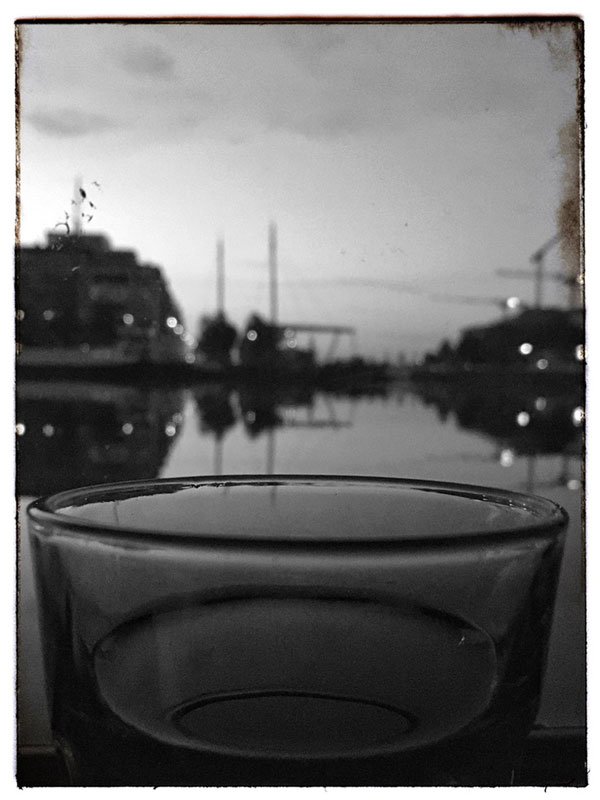 Blick über ein Glas hinweg auf den Jachthaven Willemdok Antwerpen