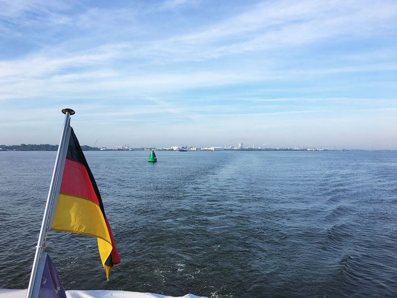 Blick zurück vom Boot auf den Hollandsdiep, im Vordergrund die deutsche Flagge