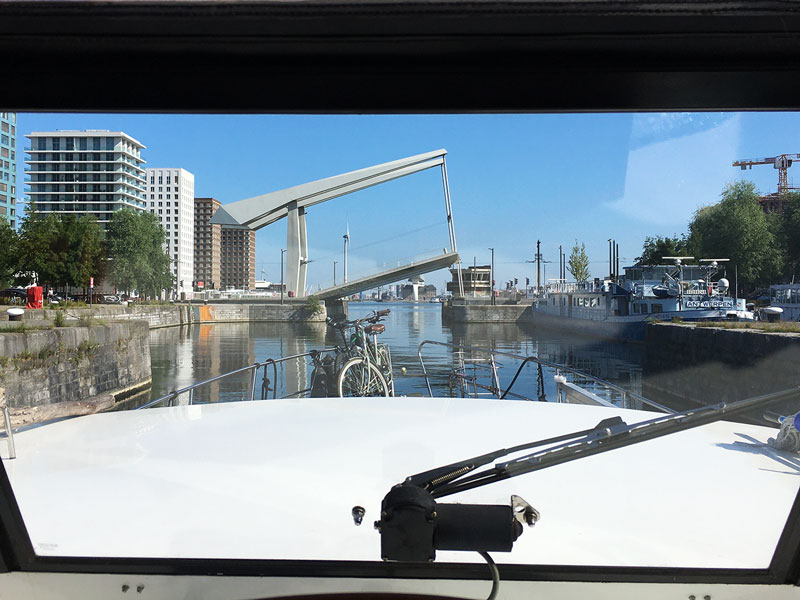 Londenbrug vor dem Yachthafen Antwerpen Willemdok wird angehoben; Blick vom Steuerstand der Yacht