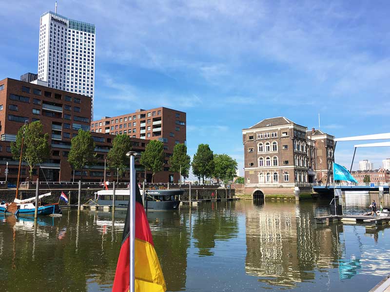 Blick vom Gästesteg der Rotterdam City Marina, im Vordergrund die deutsche Flagge, im Hintergrund der Maastoren