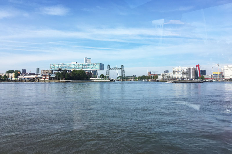 Stadtansicht von Rotterdam von der Maas aus