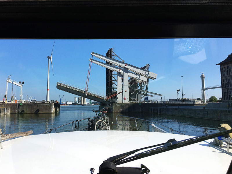 Sibiriabrug an der Einfahrt zum Hafen Antwerpen hebt sich; Blick vom Steuerstand der Yacht