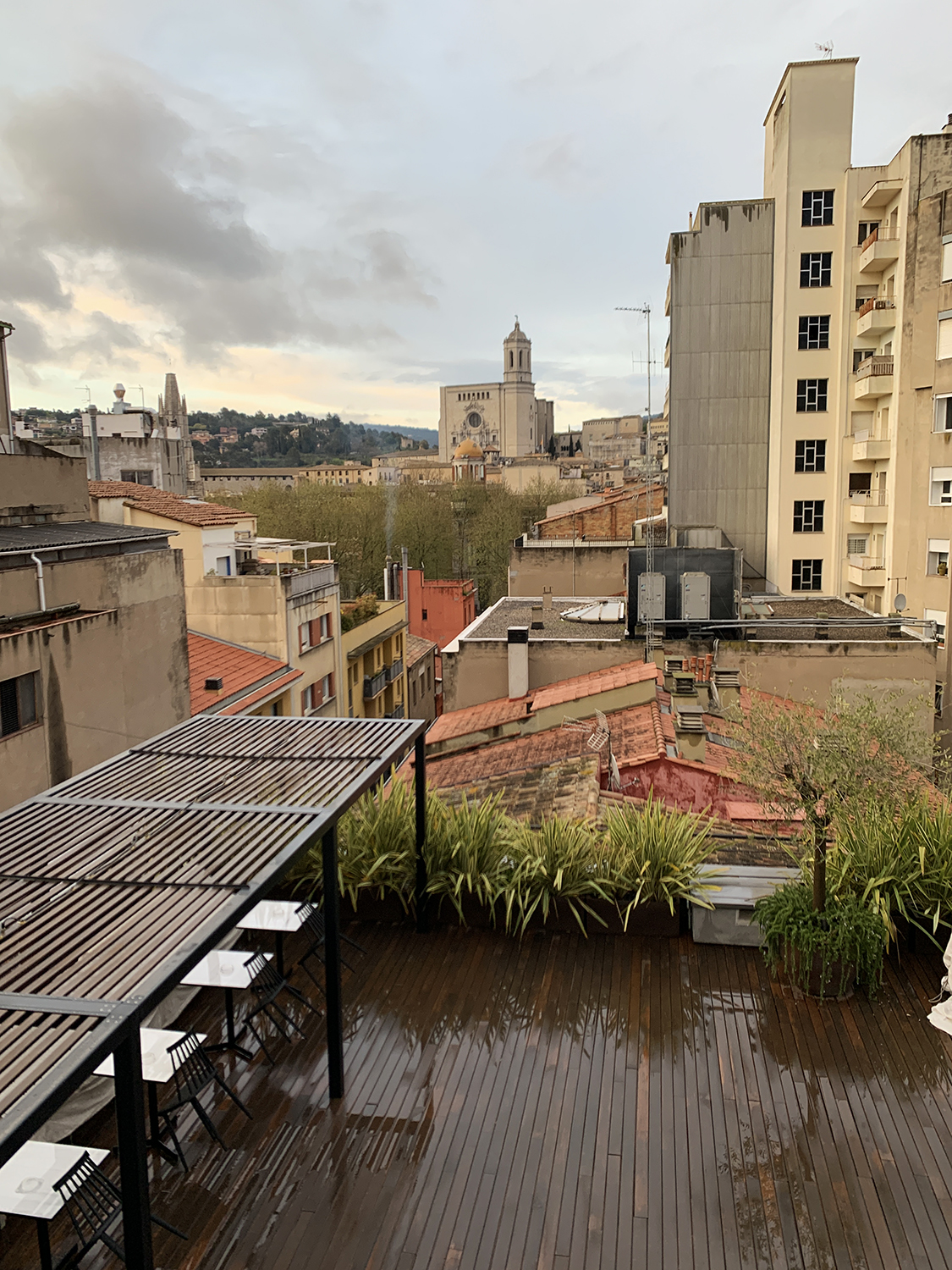 Die Dachterrasse vom Hotel Utopia bietet einen tollen Blick über die Stadt Girona