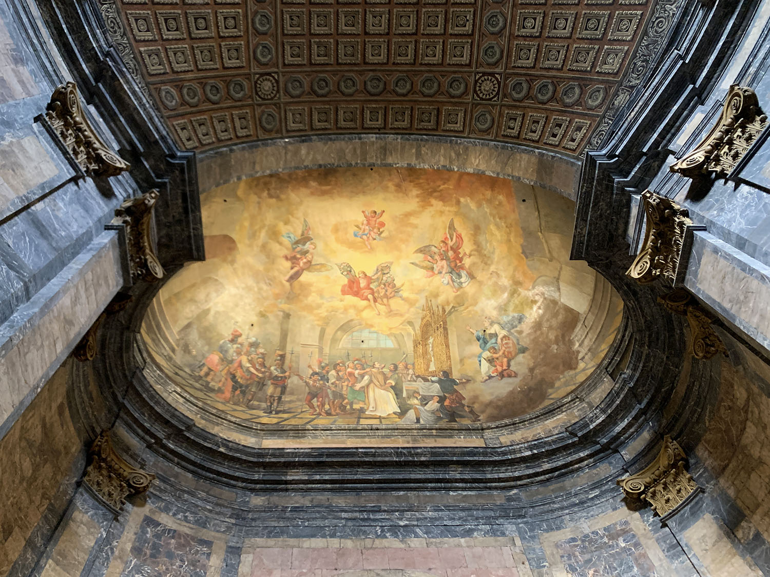 Blick auf das Deckengemälde in der Basilica Sant Feliu