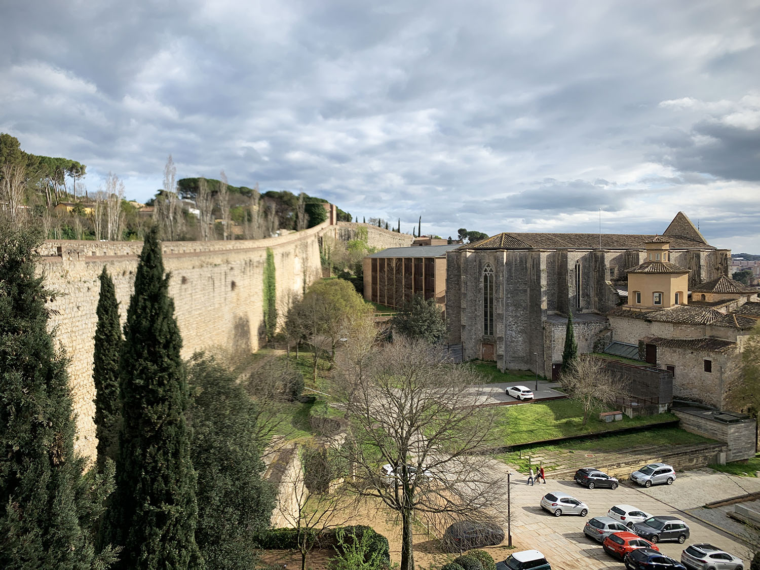 Von der Festungsmauer Muralles de Girona blickt man auf die Kirche Esglesia Sant Domenc