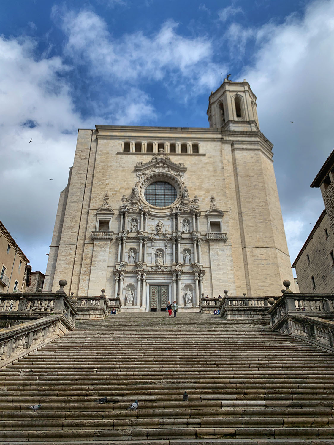 Blick von unten: am Ende der Stufen ragt die Kathedrale von Girona auf