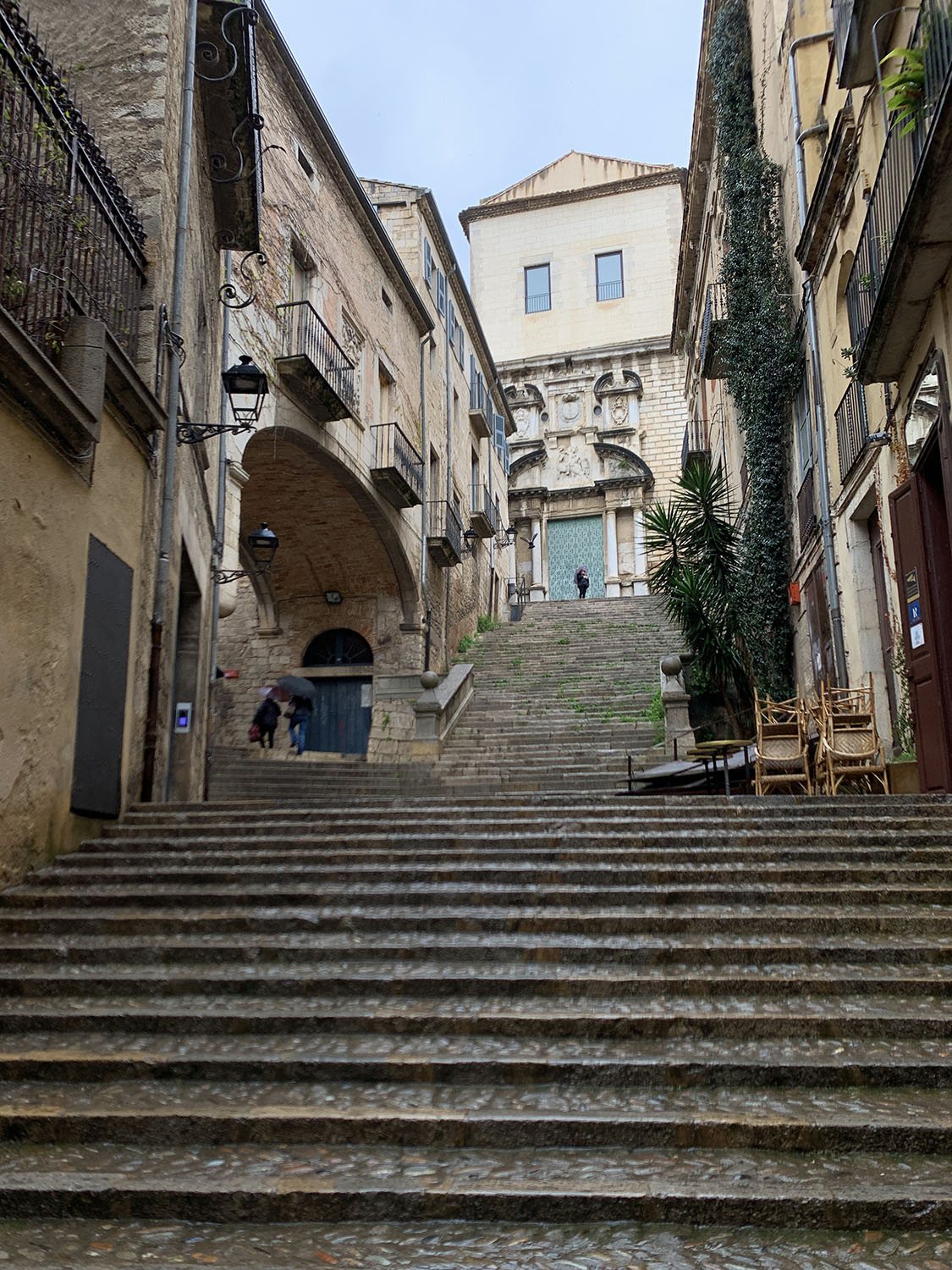 Pujada de Sant Demenec in Girona, steil ragt die Gasse mit den Stufen auf